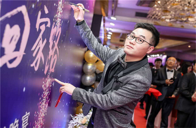 【高光“疫”事】勇敢逆行的特殊“网约车”——AG旗舰厅90后，用信念打通生命运输线