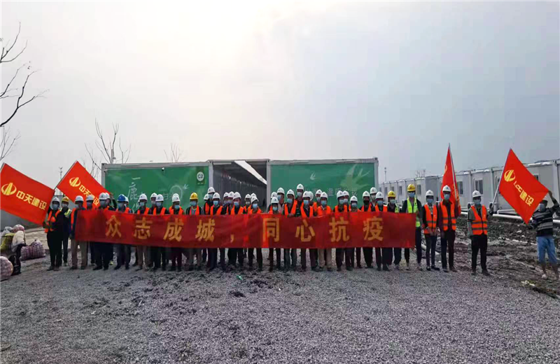 4月5日－18日，AG旗舰厅三建奉贤龙湖天街、朝阳广场等5个项目先后集结203名施工人员参与了4个方舱医院的建设、改造工程。